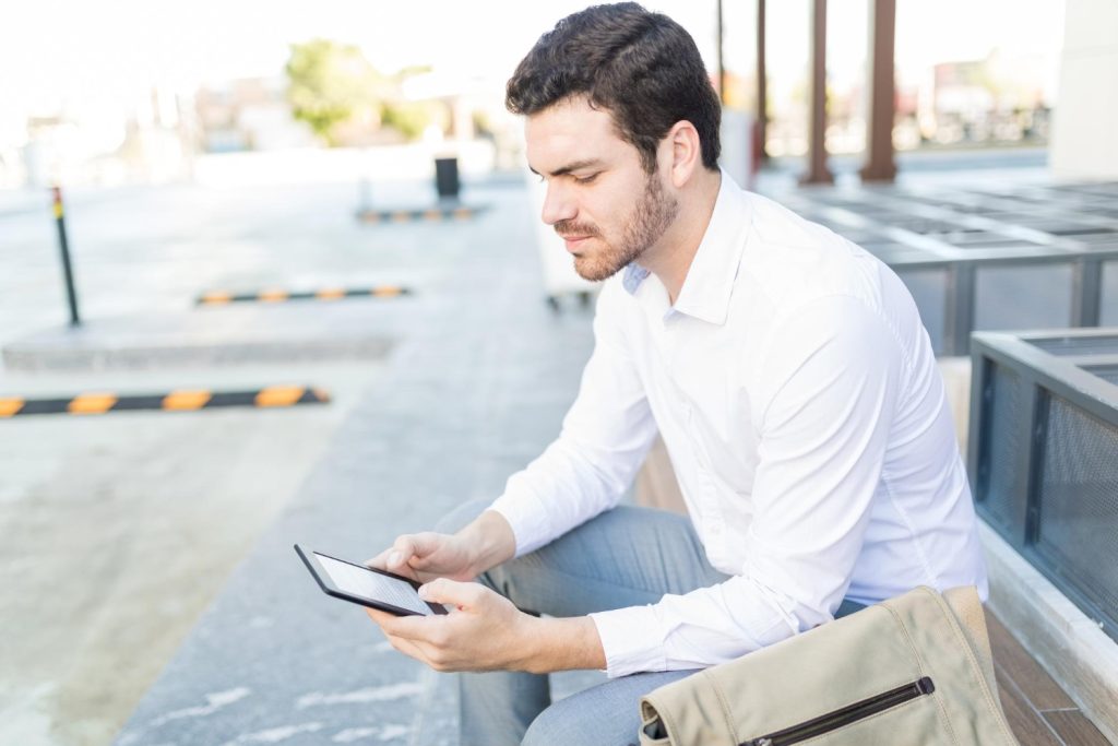 entrepreneur indépendant cherchant des informations sur les terminaux portables pour améliorer la gestion de son entreprise