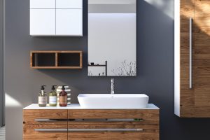 Salle de bains contemporaine avec meuble vasque et robinetterie élégante.